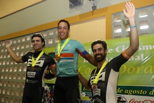 El ciclista cayeyano Luis David Rivera celebra la primera posición de la tercera etapa del evento.  Junto a Rivera, Adam O Camb y Anton Blake. 